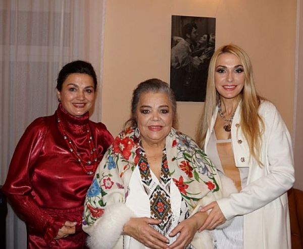 Пані Ольга зі своєю сестрою та матір'ю